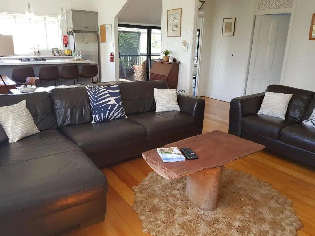 The Indooroopilly Queenslander - 4 Bedroom Family Home - Private Pool - Wifi - Netflix