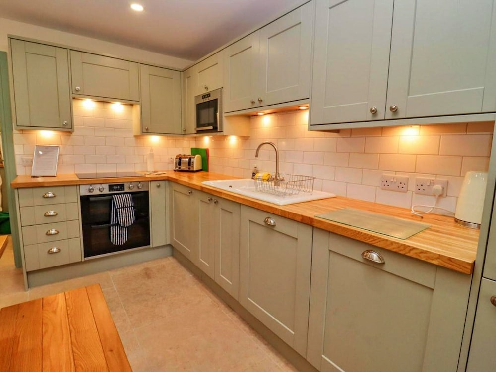 Cottage in Cotswolds With Hot Tub & Garden