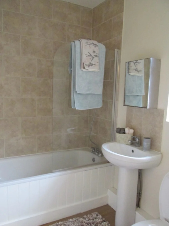 The Quiet & Cosy Fulham Reach Crib