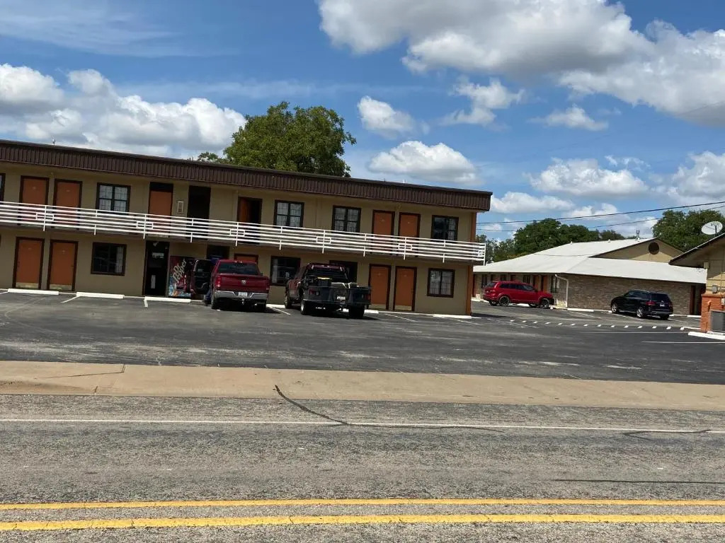 Redbud Inn