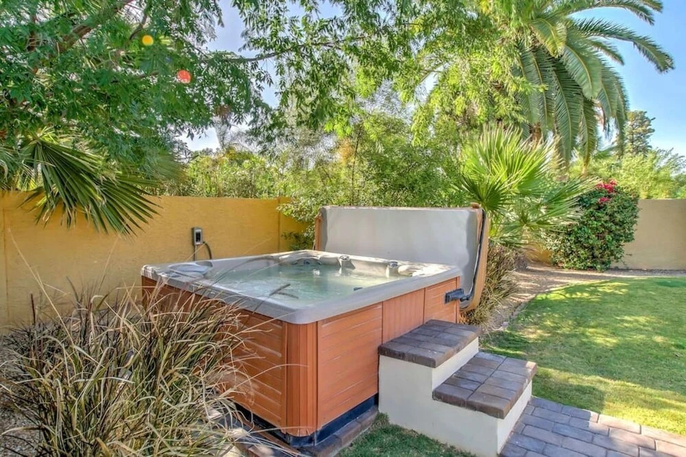 SLS Kathleen Amazing Location with FREE Heated Pool, Spa, Pool Table &