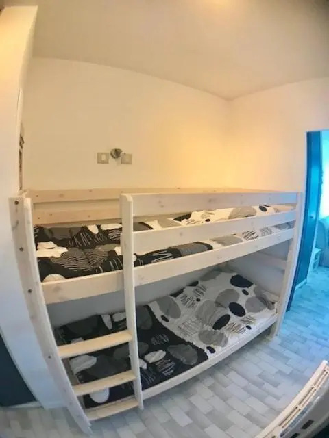 AS9578 - Studio cabine vue port avec parking privé