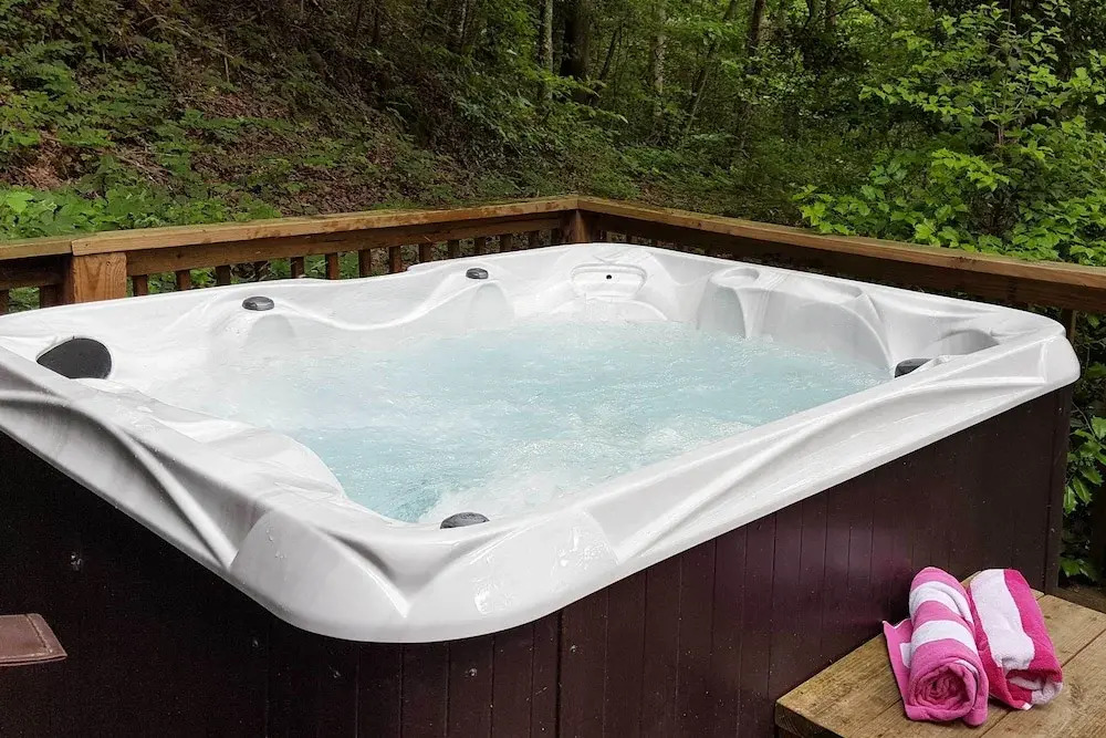 Natures Retreat w/ Hot Tub: 7 Mi to Bryson City