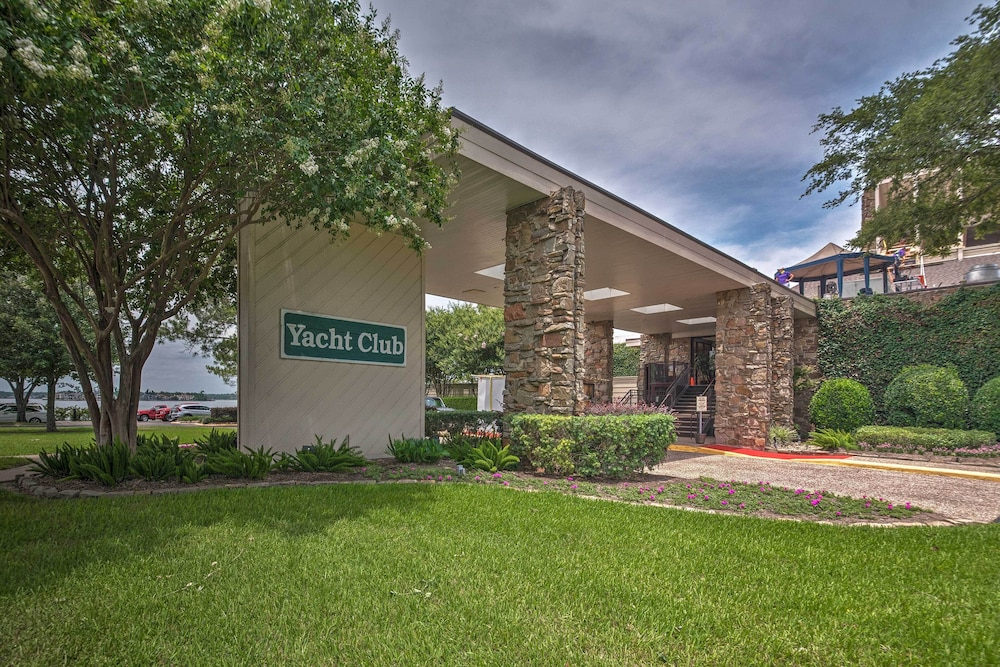 Golf, Swim & Dine! Condo w/ Lake Conroe Access