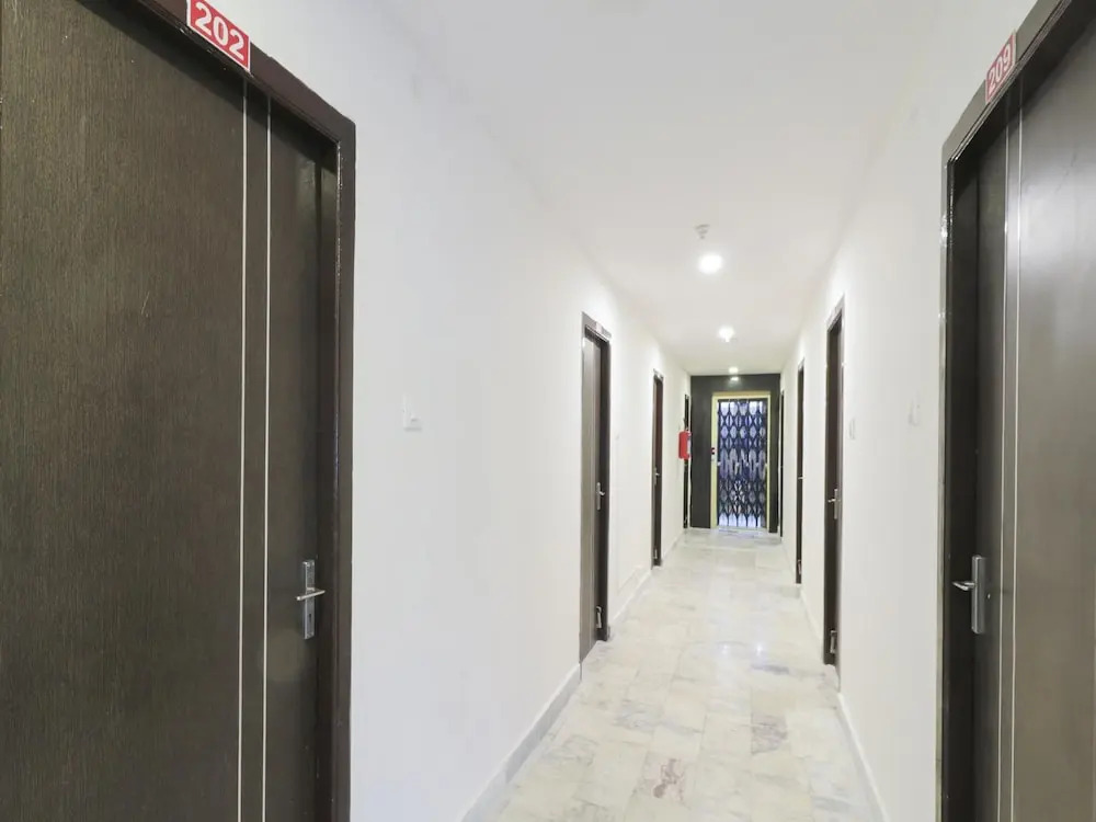 Sujatha Nirmala Convent Road by OYO Rooms