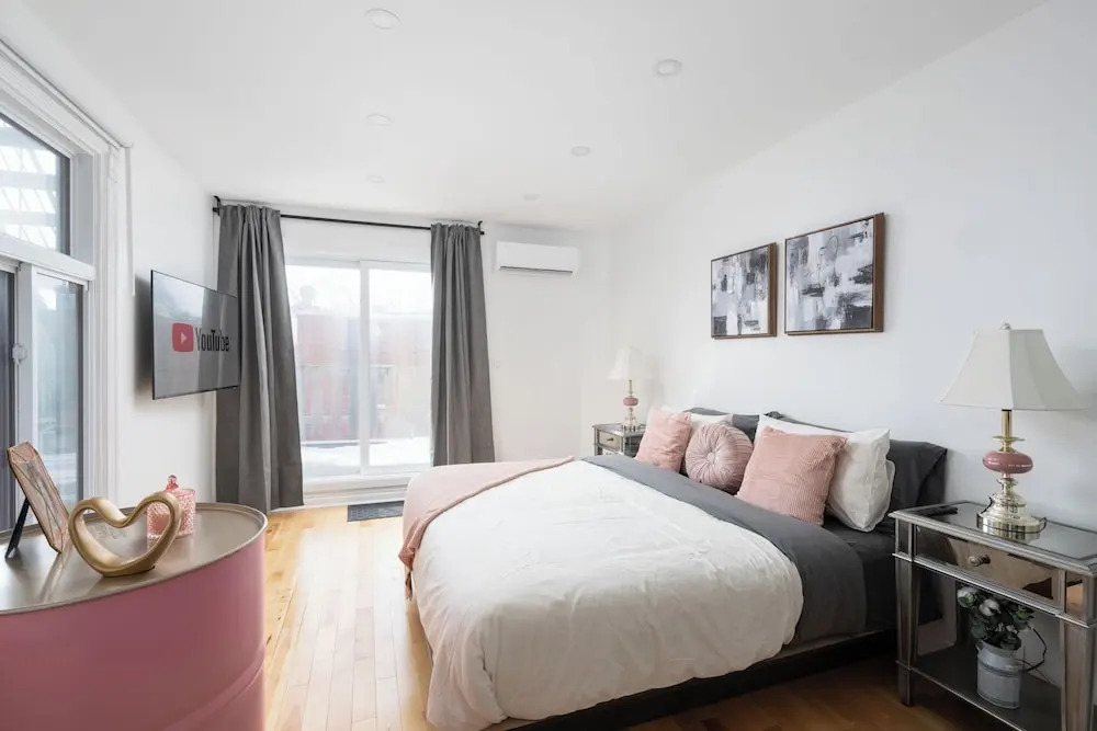 Downtown Luxe - Parking, Metro, King Bed, Sleeps 6