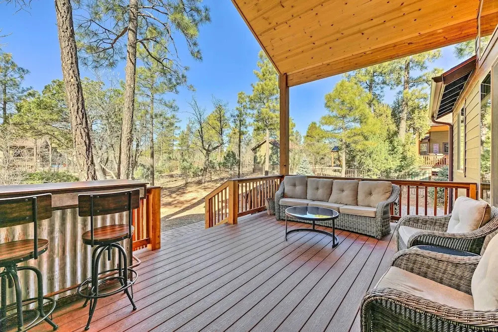 Hot Tub & Ponderosa Views! Luxe Cabin in Lakeside