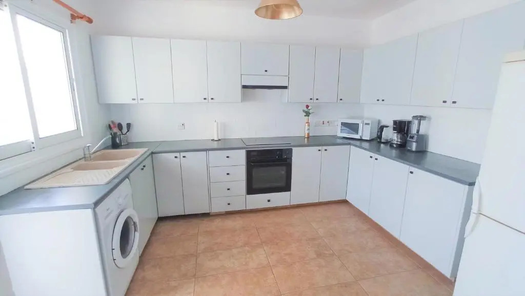 Luxury Maisonette Apartment -SEA VIEW, NETFLIX, GYM- 5 Min from Beach