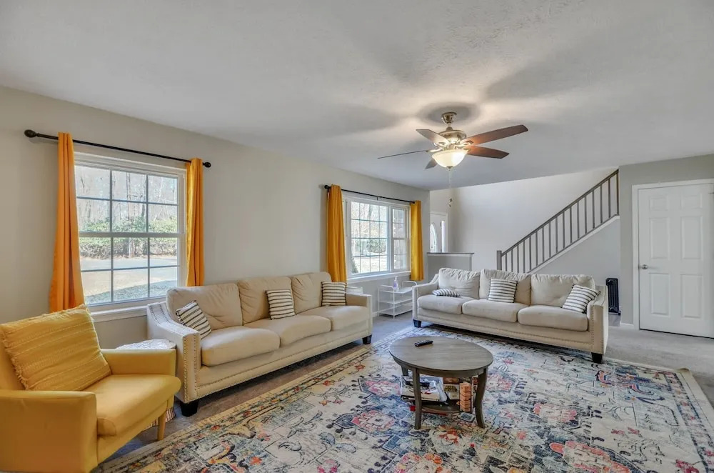 Pocono Retreat: Lake, Firepit, Bbq, Gameroom, Ski 4 Bedroom Home by RedAwning