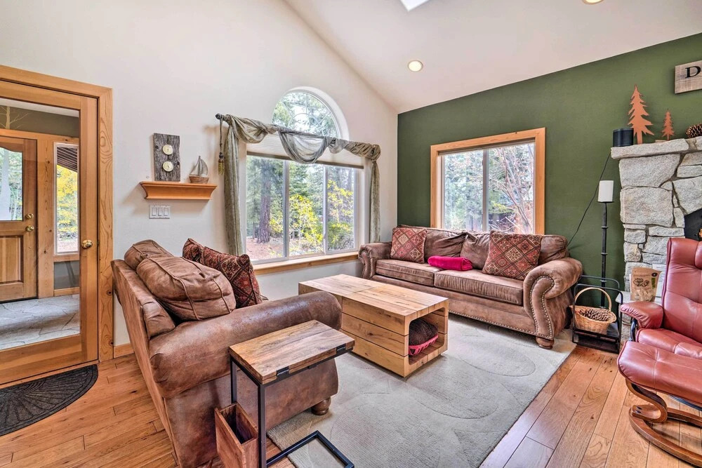 Tahoe Donner Retreat w/ Hot Tub & Fireplace!