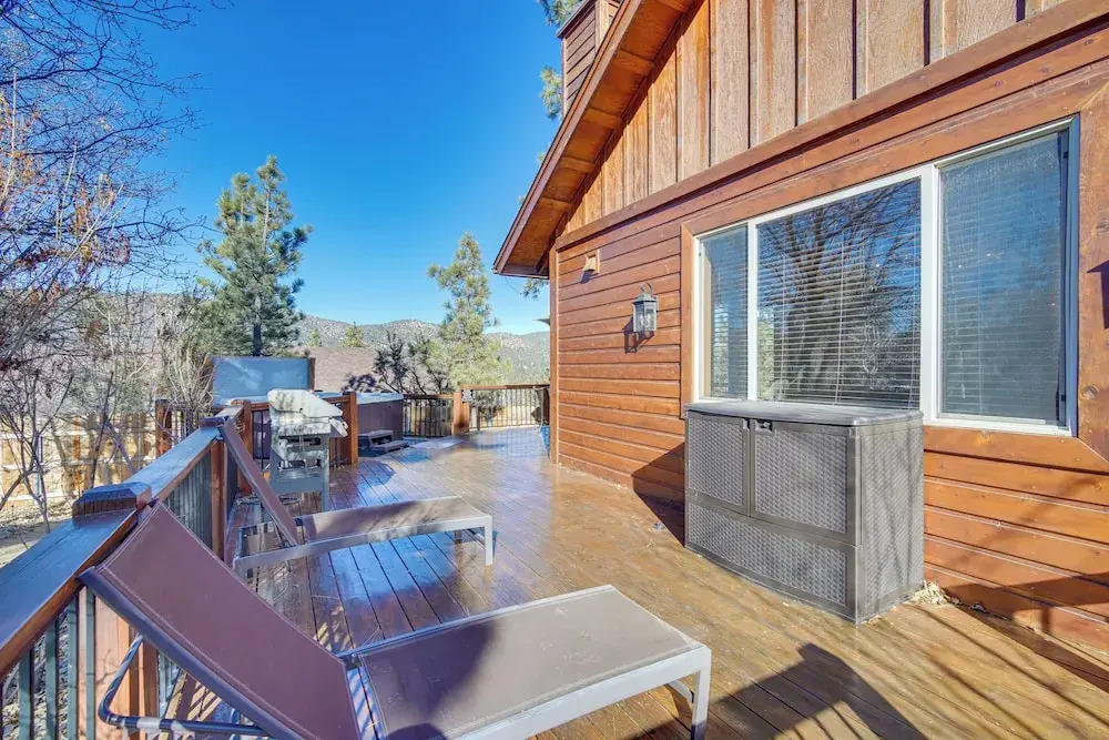 Big Bear Lake Cabin w/ Hot Tub & Gas Fire Pit!