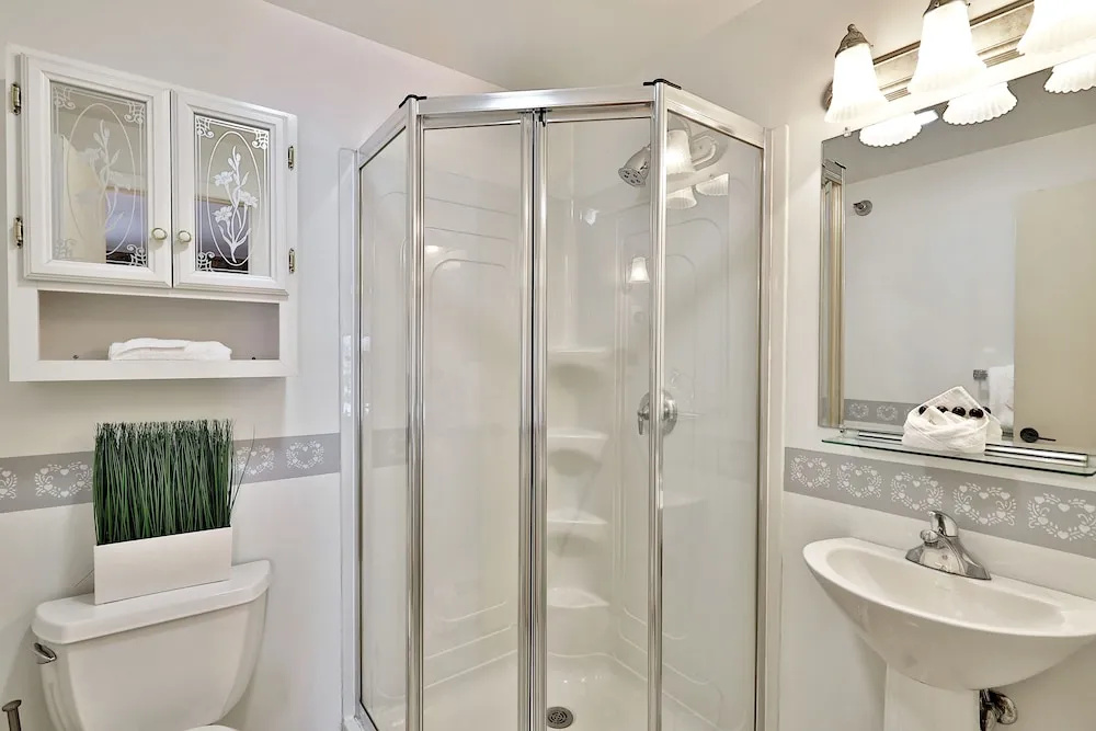 The Birch Ridge: Mission Room #2 - Queen Suite In Renovated Killington Lodge. Hot Tubs. 1 Bedroom Home