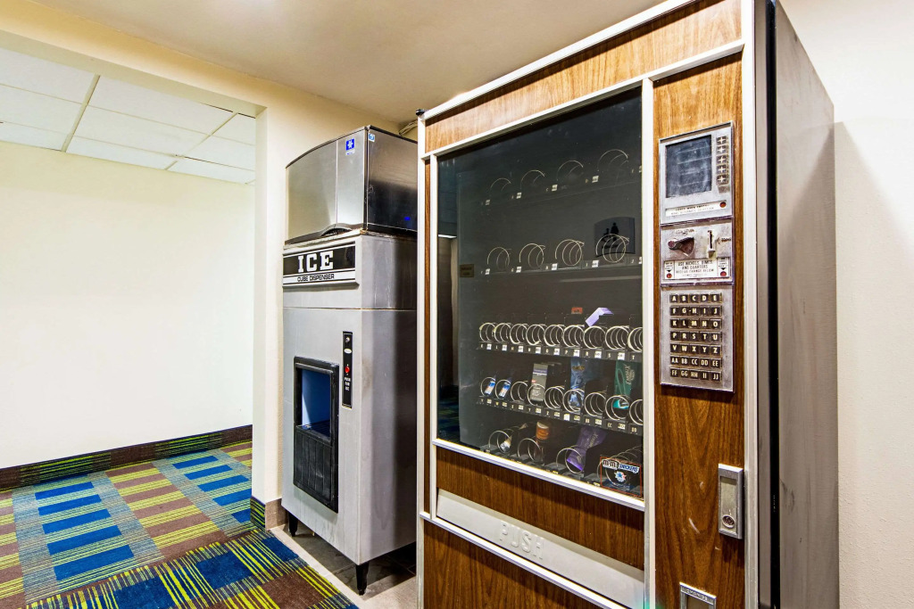 Econo Lodge Inn & Suites