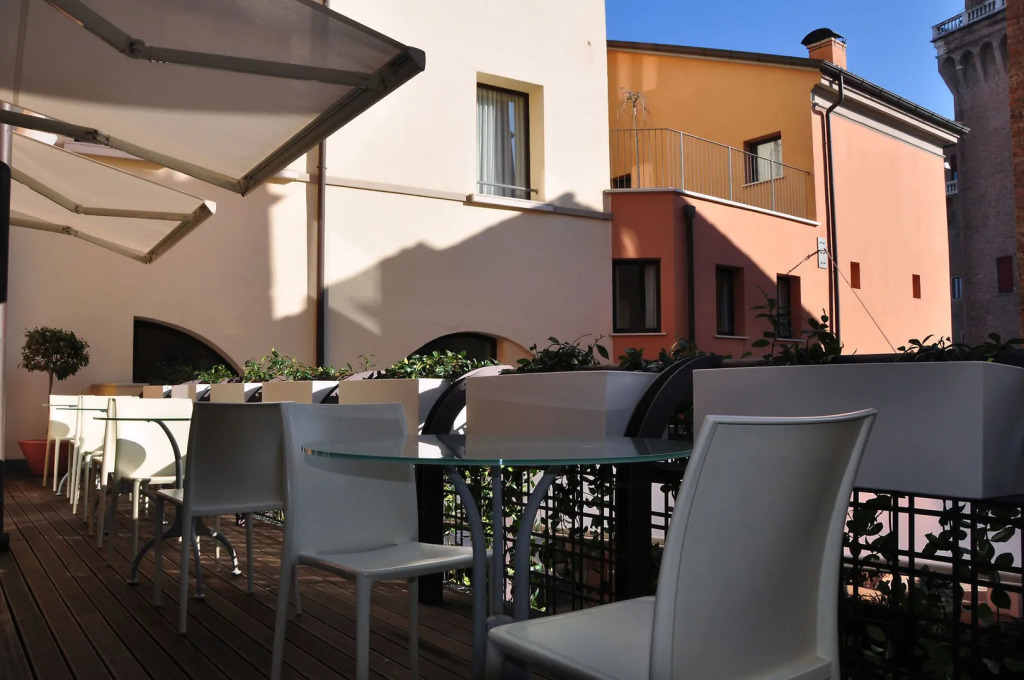 Отель Ferrara