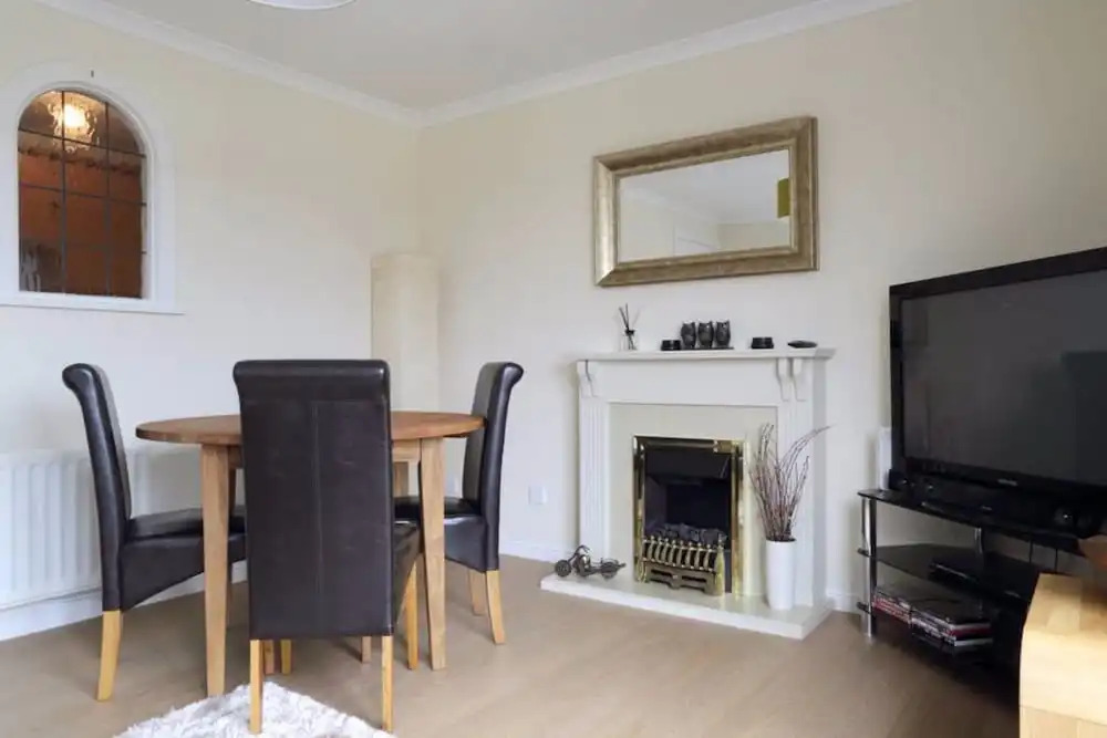 2 Bedroom Apartment off Leith Walk Sleeps 5