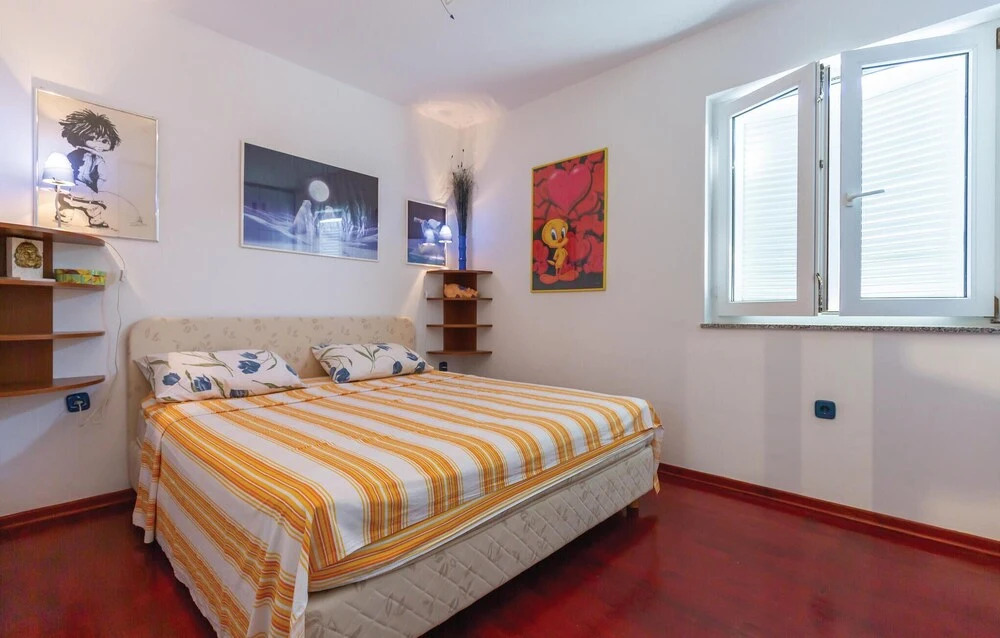 Beautiful Apartment in Brela With 2 Bedrooms and Wifi