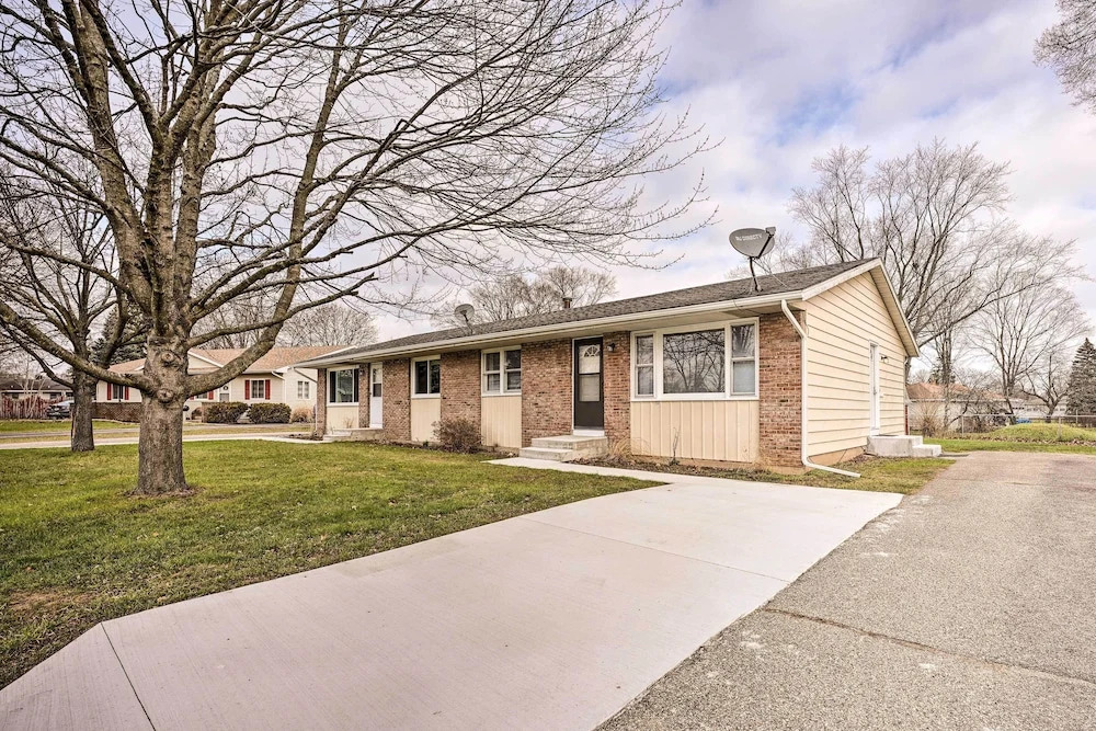 Homey Duplex - 10 Mi to Downtown Grand Rapids!
