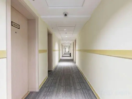 Linyi Mengnuo Hotel (University City bus station store)