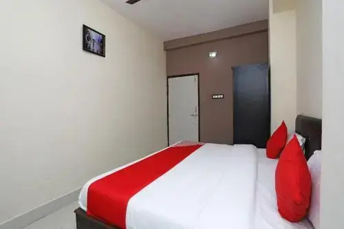 OYO 14505 Regal Stays