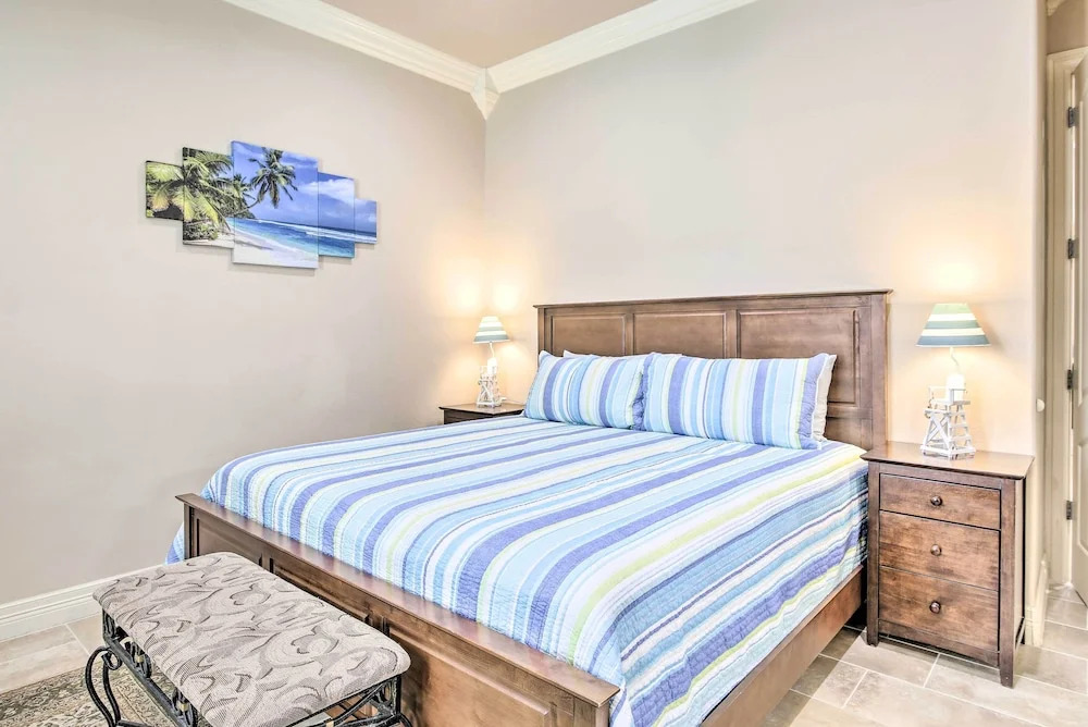 South Padre Island Condo - 200 Ft to Beach!