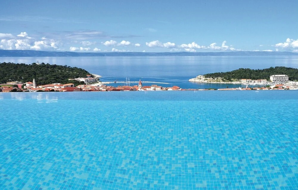 Beautiful Home in Makarska With Wifi and 7 Bedrooms