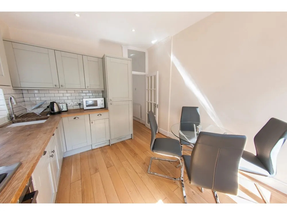 Modern 2 Storey 2-bedroom Flat , Sleeps 6