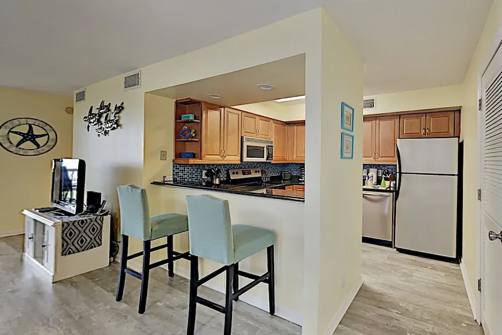 Lovely Surfside Shores Gem: Beach Access & Pool 2 Bedroom Condo