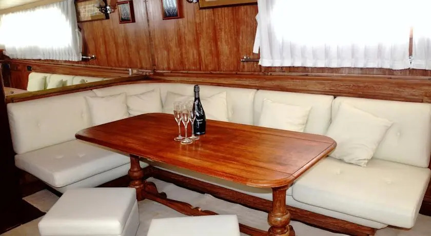 Bed & Breakfast Boat