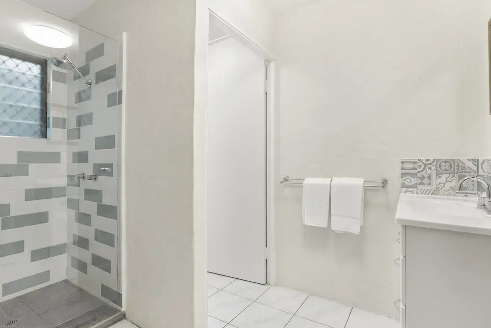 Tropical Unit with Private Fenced Garden Close to The Beach 5