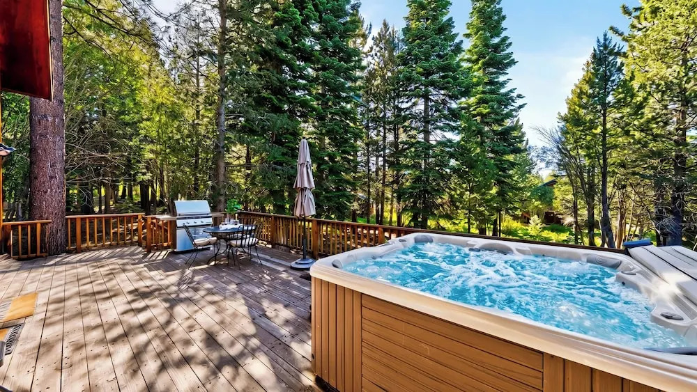 Black Bear by Avantstay Spacious Viking Lodge in Tahoe Donner w/ Game Room & Hot Tub!