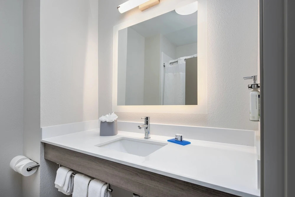 Holiday Inn Express & Suites Dallas W - I-30 Cockrell Hill