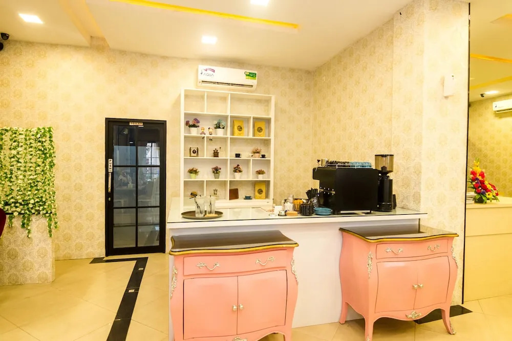 OYO 1327 Avava Inn