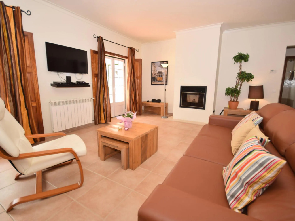 Luxurious Villa in Caldas da Rainha with Swimming Pool