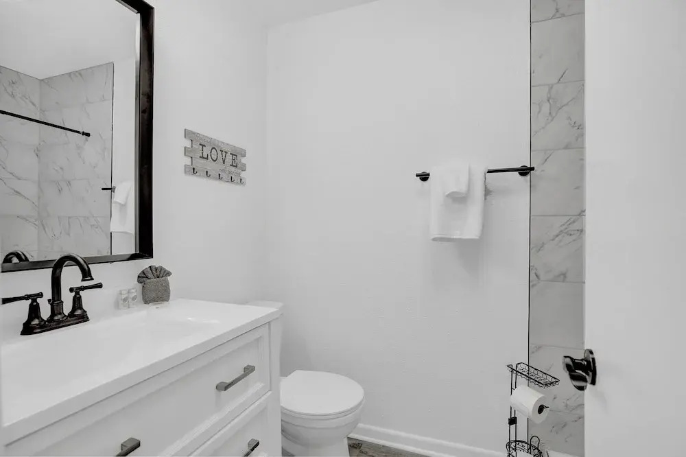 New! Charming House w/ Hot Tub, Grill & Pool Table