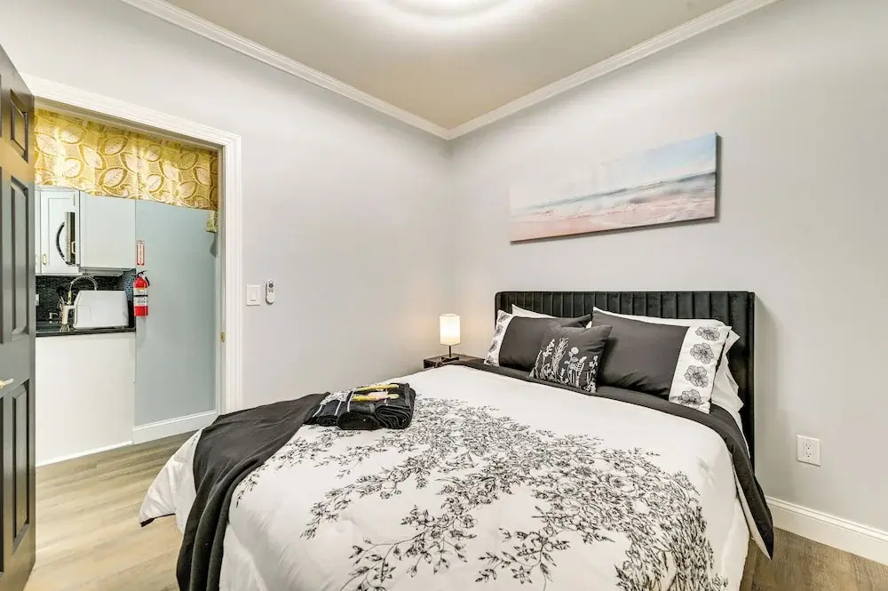 Walk to Park: Modern Apt 2 Mi to Union College!