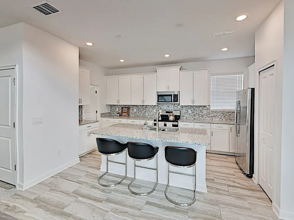 Storey Lake All-suite W/ Private Pool & Spa 5 Bedroom Home