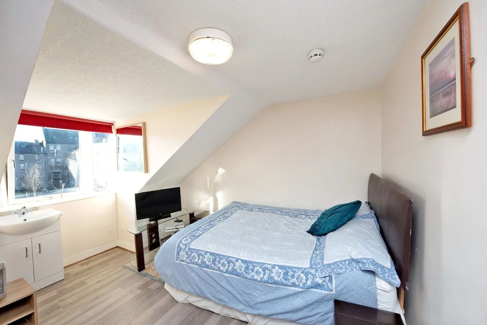 Luxurious Aberdeen Retreat Sleeps 21 & Parking