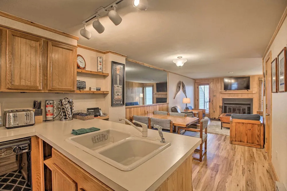 Slopeside Snowshoe Condo - Walk to Ski Lifts!