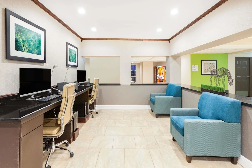 Baymont Inn & Suites Midland Center