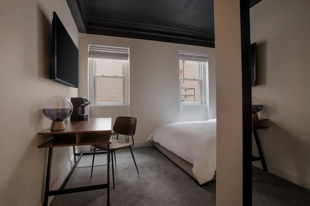 Dupont Circle Embassy Inn by FOUND