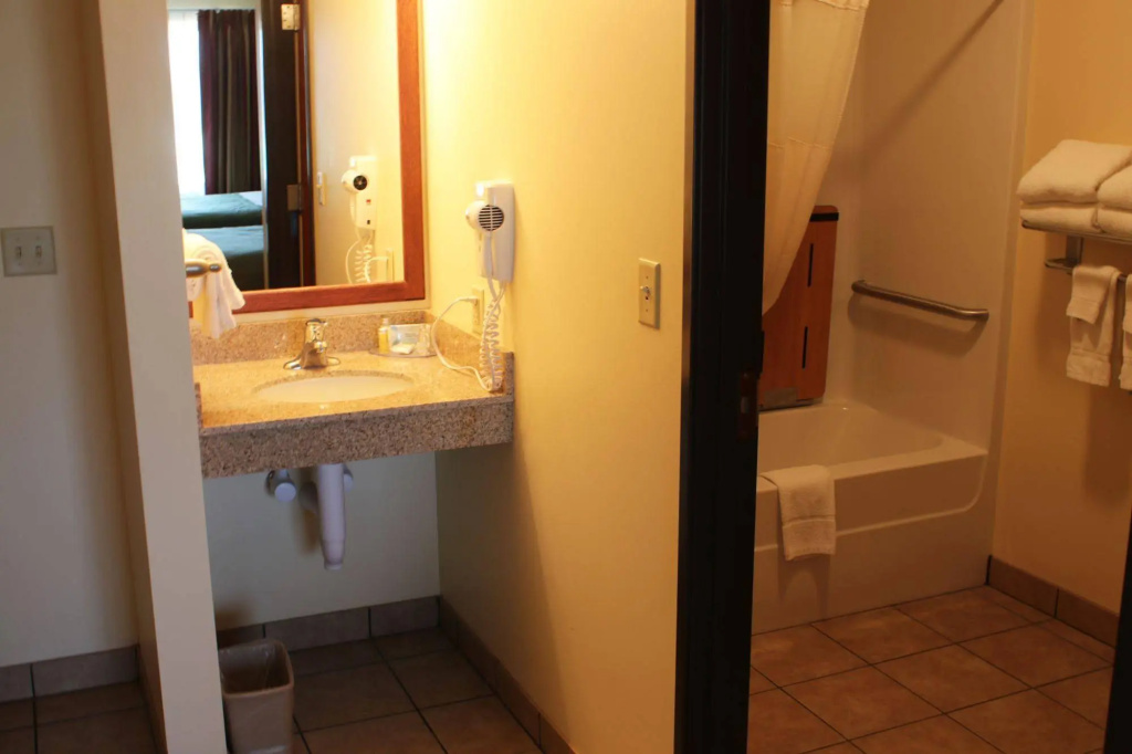 The Edgewood Hotel and Suites