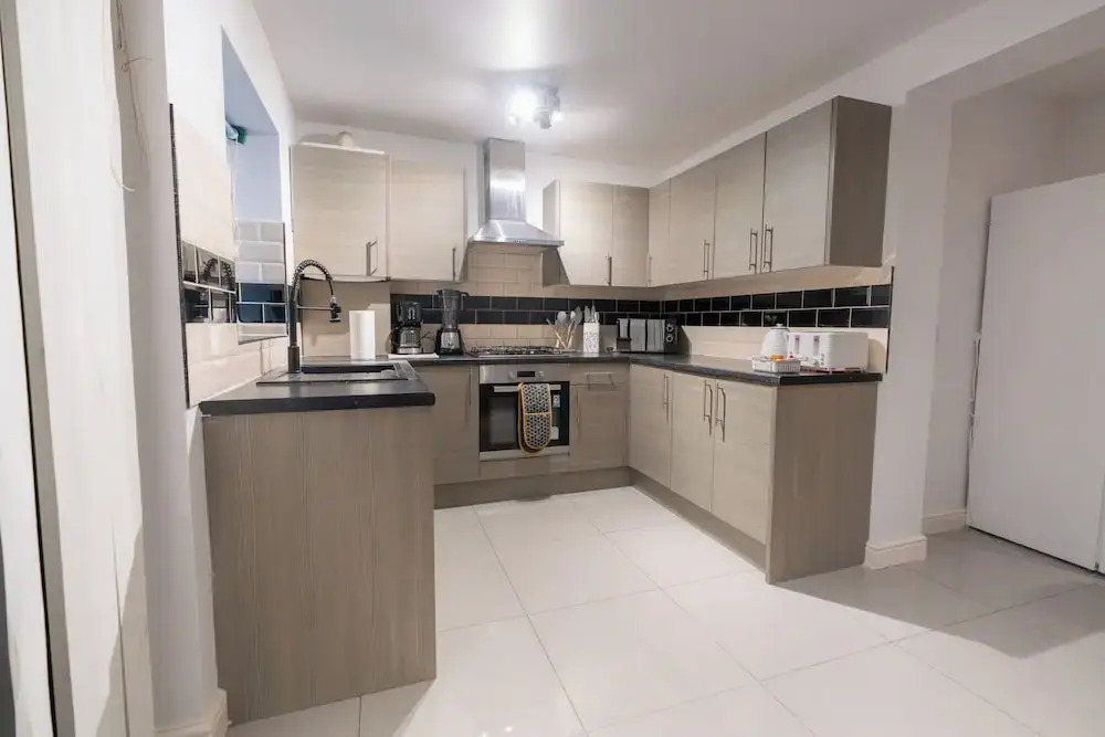 D'luxe 5-bed House - Sleeps 12 & Private Parking