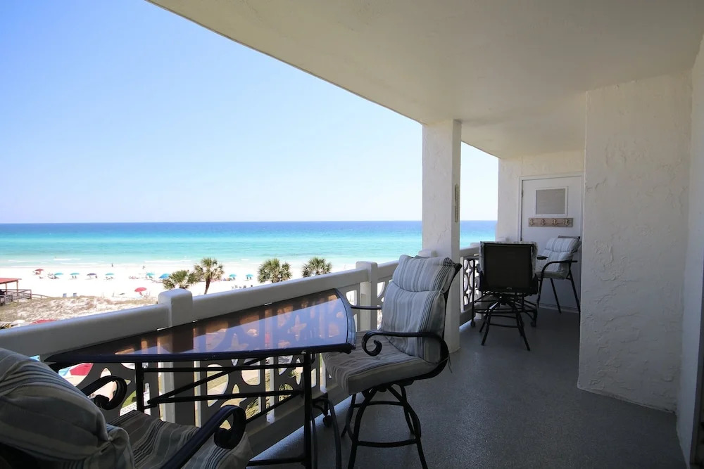 456 El Matador 2 Bedroom Condo by RedAwning