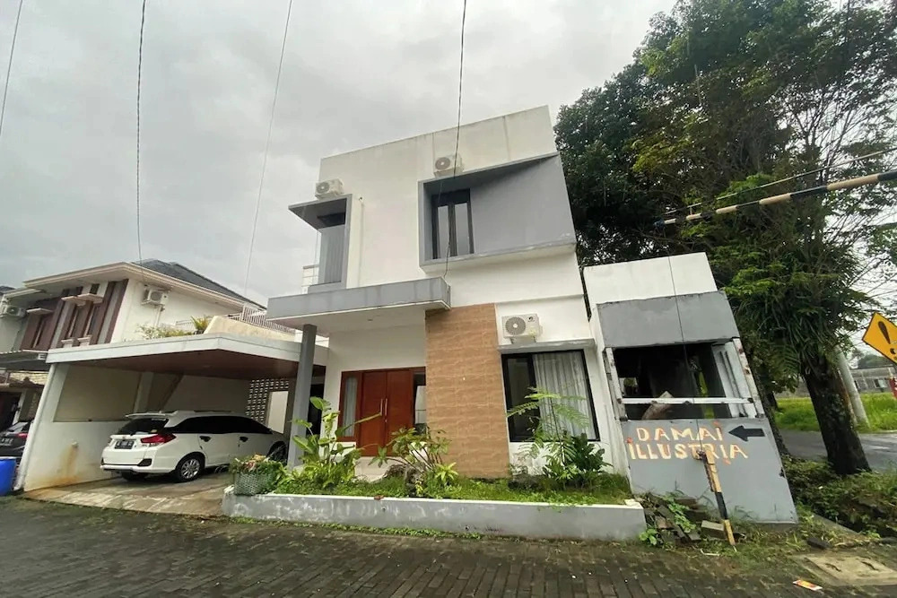 Damai Ilustria By Semesta Management
