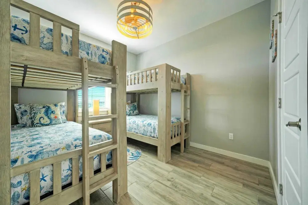 Sleeps 33! 4 Condos, Walk to the Beach, Resort-style Pool, Endless Summer Resort