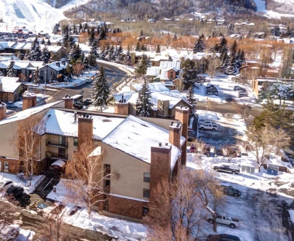 K B M Resorts- Cbi-202 Upgraded 1bd, Wood Fireplace, Full Kitchen, Wifi, Walk to Slopes!