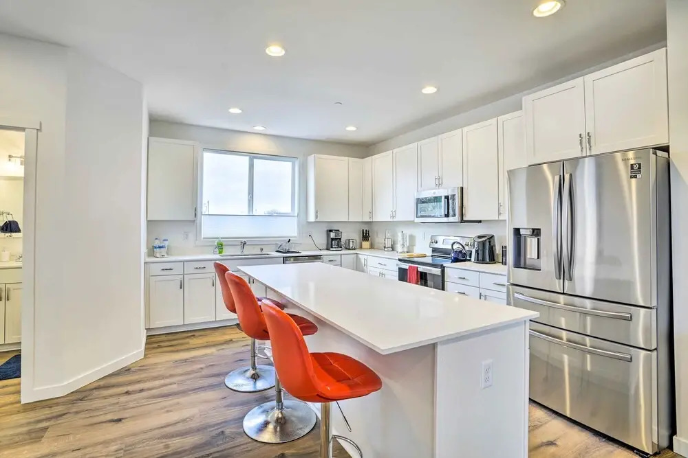 Modern Monroe Home - Private Yard & Mtn Views