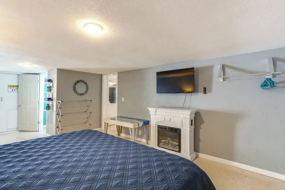 2 Decks, Lake Views! Group Escape in Osage Beach