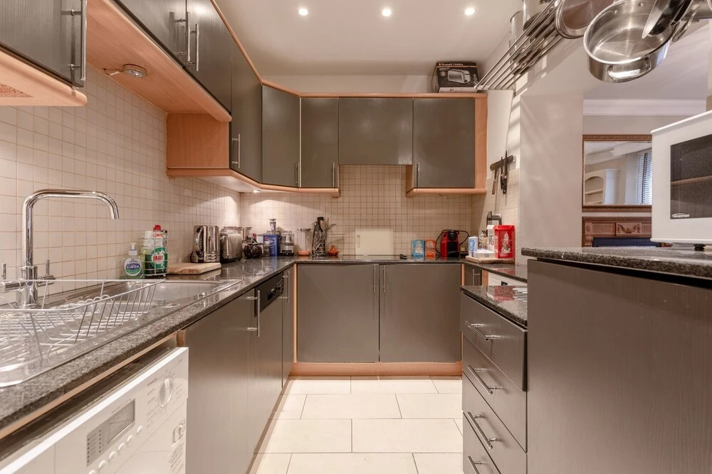 Spacious South Kensington 1 Bedroom Apartment