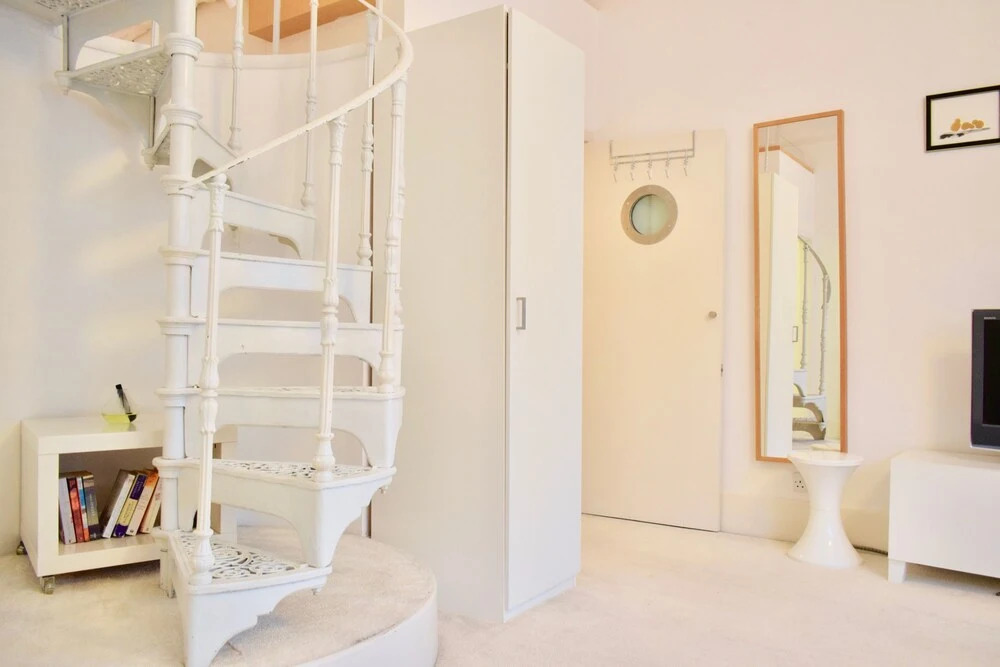 Elegant Mezzanine Studio Flat in Belsize Park
